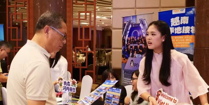 Đại diện công ty lữ hành tìm hiểu thông tin về du lịch Hà Nội. Ảnh: Hữu Hưng