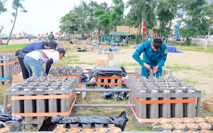 Trận địa pháo hoa chào mừng ngày 2/9 tại phường Sầm Sơn gồm 60 giàn với khoảng 600 quả pháo hoa nổ tầm thấp, 300 quả pháo tầm cao
