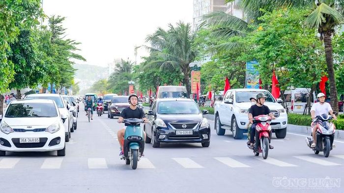 Tuyến đường ven biển luôn trong tình trạng đông đúc, nhộn nhịp