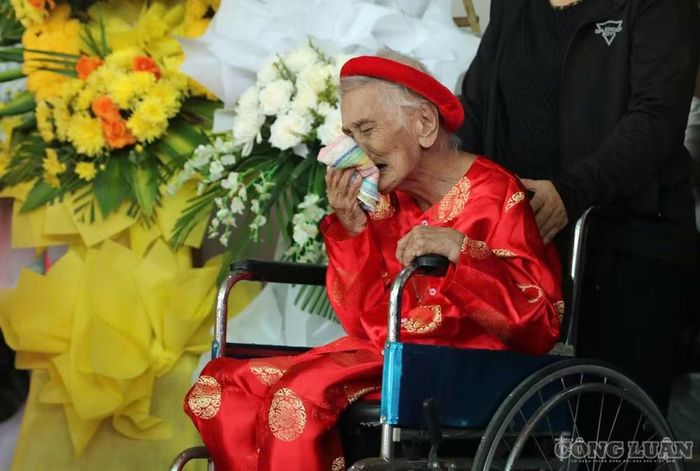 Cụ Chín nghẹn ngào trong ngày đón con trở về. Ảnh: Kim Long