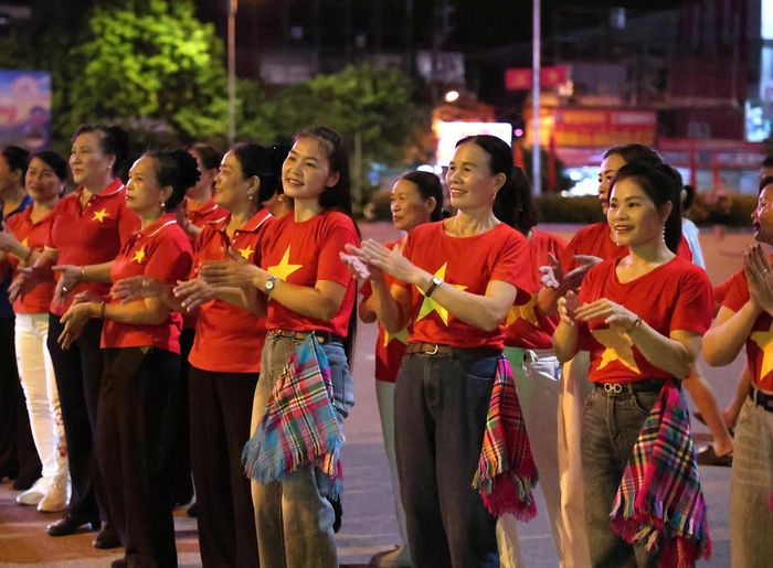 Các thành viên câu lạc bộ dân vũ tại chương trình Carnaval “Vũ điệu đường phố” ở Điện Biên (Ảnh: CTV).