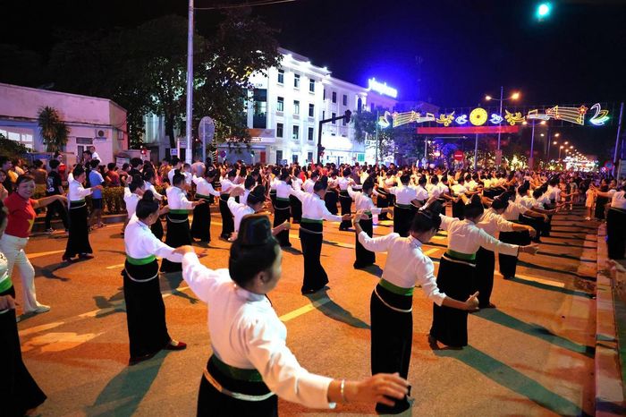 Những màn trình diễn dân vũ mang đến không khí náo nhiệt trên đường phố (Ảnh: CTV).