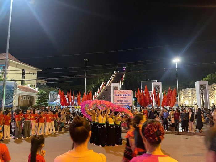 Đông đảo người dân đến xem các câu lạc bộ trình diễn nghệ thuật tại đêm Carnaval “Vũ điệu đường phố” (Ảnh: CTV). 