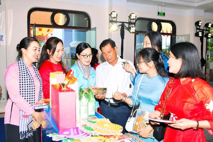 Đại biểu tham quan các sản phẩm OCOP tại Hội nghị tổng kết chương trình liên kết, hợp tác phát triển du lịch TP. Hồ Chí Minh và ĐBSCL (Ảnh: T.N).