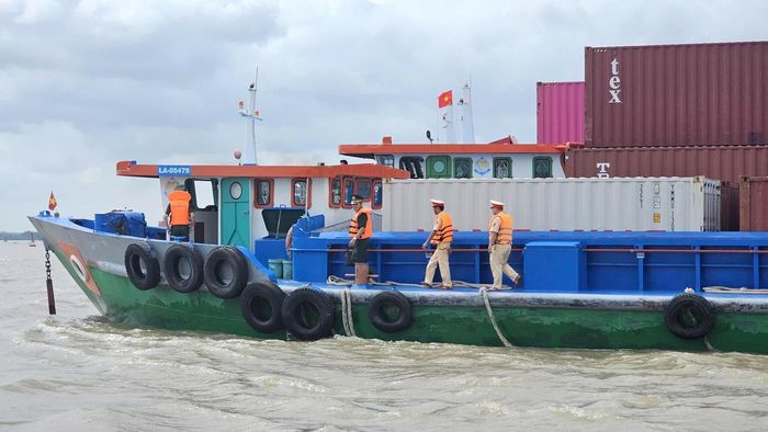 Lực lượng Bộ đội Biên phòng phối hợp với các lực lượng chức năng kiểm tra, kiểm soát người và phương tiện hoạt động trên khu vực cảng biển Thành phố. Ảnh: Quốc Toàn.