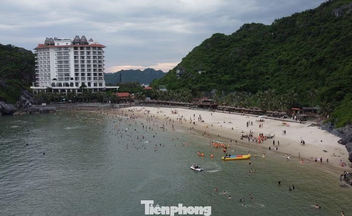 Trong khi đó, tại bãi tắm Cát Cò 3, khách đến tắm đông hơn bãi tắm Cát Cò 1-2.