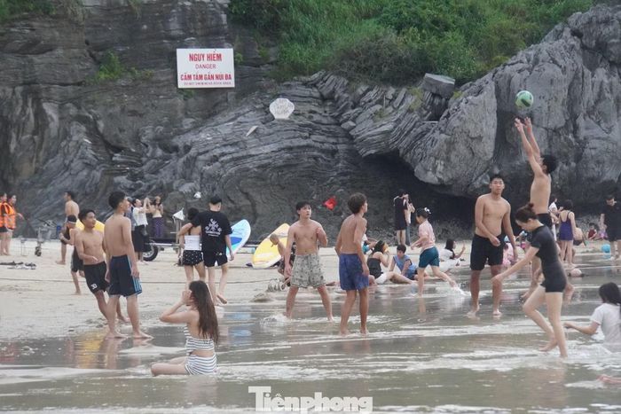 Lượng khách không quá đông, bãi tắm có nhiều không gian cho các bạn trẻ vui chơi thể thao, tắm biển.