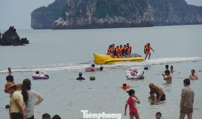 Dịch vụ thuyền chuối lác đác có chuyến đông kín khách lượn quanh bãi tắm Cát Cò 1.