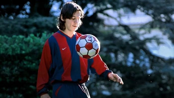  Cậu bé Lionel Messi sang Tây Ban Nha từ năm 13 tuổi và bị gán cho cái nhãn "không có chất Argentina". 