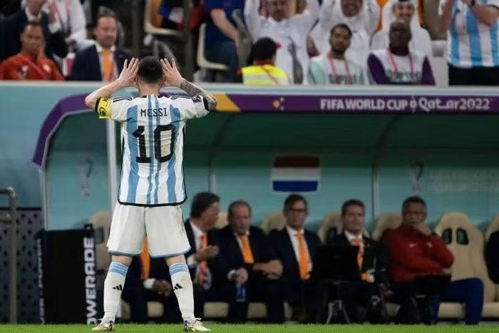  Messi ăn mừng đầy khiêu khích trước mặt BHL Hà Lan trong trận tứ kết nghẹt thở với rất nhiều pha va chạm giữa đôi bên ở World Cup 2022. 