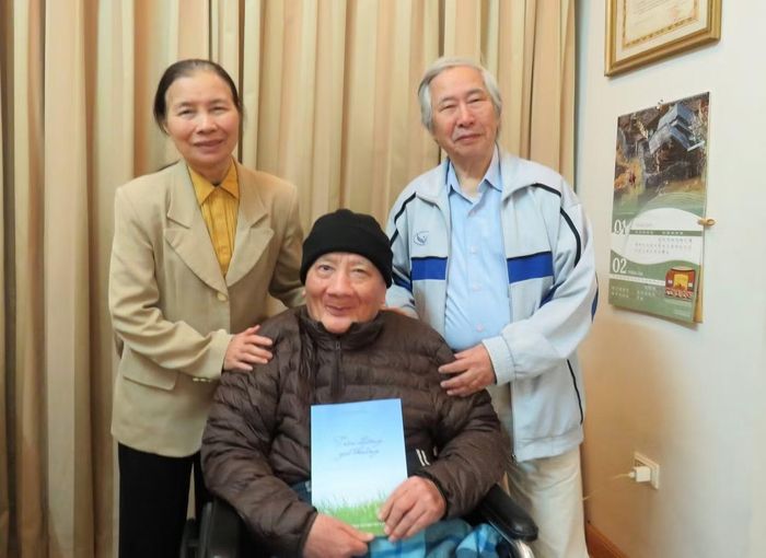 Nhà văn, nhà báo Nguyễn Như Mai (bìa phải) có mối quan hệ thân thiết với gia đình nhà thơ Định Hải. Ảnh: Nhà báo Nguyễn Như Mai.