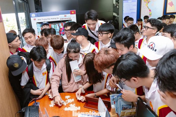 Bạn trẻ thử sức qua trò chơi liên quan đến chủ quyền biển đảo.