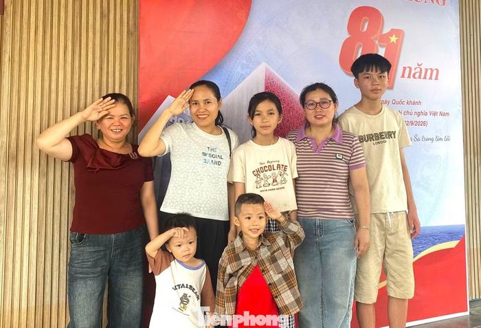 Nhiều gia đình đưa con nhỏ đến để các em hiểu thêm về biển đảo quê hương.