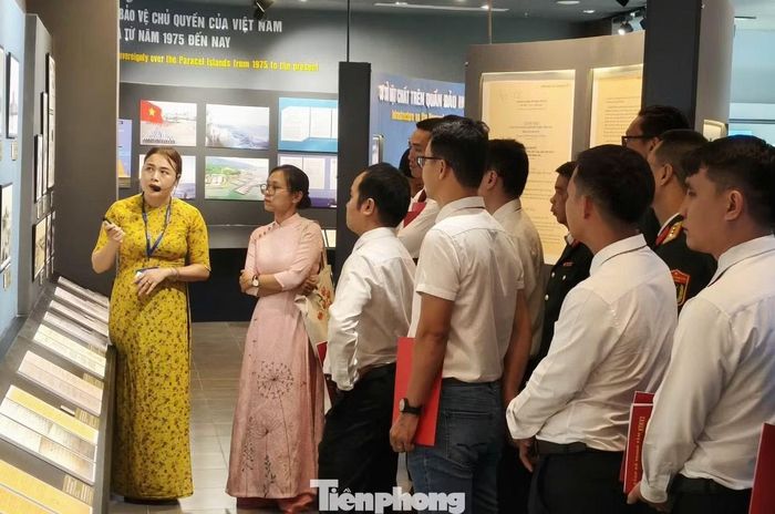 Bạn trẻ tìm hiểu các tư liệu trong Nhà trưng bày Hoàng Sa.