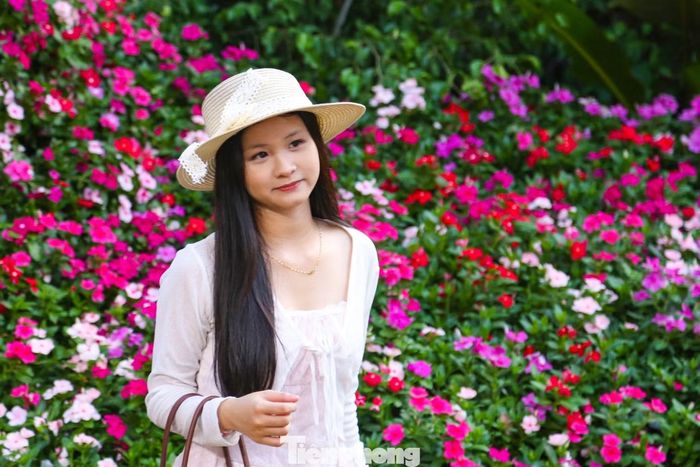 Dù cách trung tâm thành phố Đà Nẵng khá xa (khoảng 30 – 40 km), nhiều bạn trẻ vẫn vượt cung đường núi uốn quanh dòng sông Cu Đê để tìm đến đây tham quan, check-in.