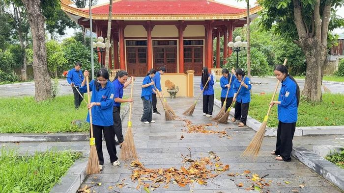 Đoàn viên, thanh niên Mai Hoa tích cực dọn vệ sinh, chỉnh trang cảnh quan, góp phần xây dựng quê hương xanh, sạch, đẹp và tạo không khí phấn khởi chào mừng Quốc khánh 2/9.
