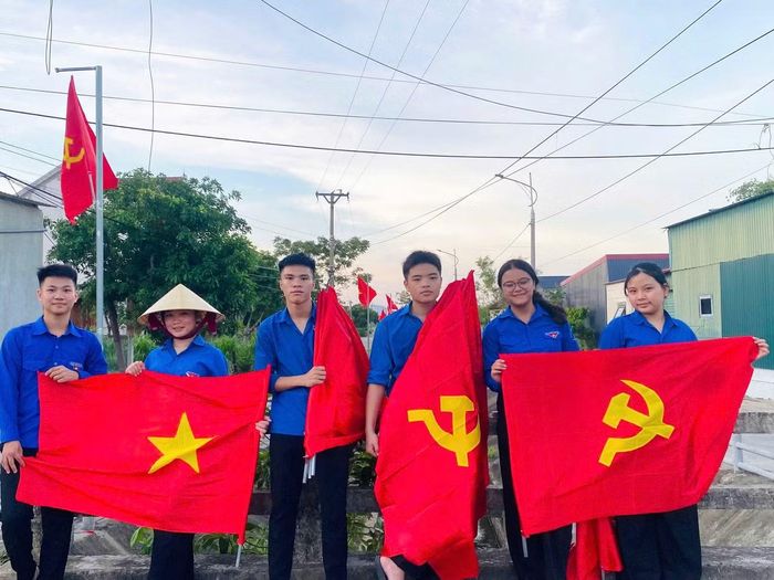 Tuổi trẻ xã Kỳ Hoa ra quân chỉnh trang các tuyến đường thanh niên tự quản. Đoàn viên, thanh niên tích cực vệ sinh môi trường, làm sạch cảnh quan và treo cờ Tổ quốc, góp phần tạo diện mạo sáng, xanh, sạch, đẹp.