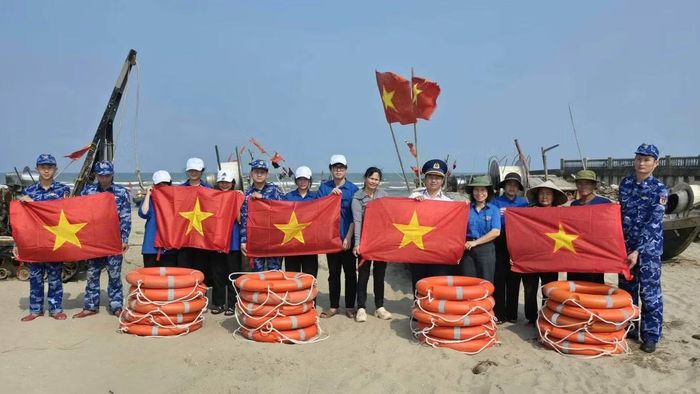 Dịp này, tuổi trẻ xã Tiên Điền trao tặng 500 lá cờ cho ngư dân. Hoạt động nhằm động viên bà con vững tâm lao động sản xuất, vươn khơi, bám biển, đồng thời góp phần nâng cao ý thức trách nhiệm trong việc bảo vệ chủ quyền biển, đảo thiêng liêng của Tổ quốc.