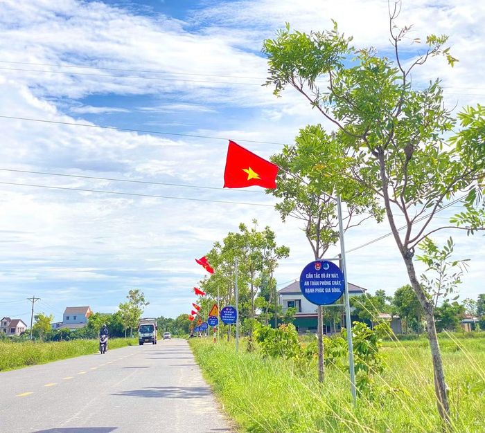Những tuyến đường tại Cẩm Bình được tô điểm bởi sắc đỏ của cờ Tổ quốc. Công trình “Đường cờ thanh niên” không chỉ góp phần chỉnh trang diện mạo nông thôn mà còn trở thành phần việc ý nghĩa của đoàn viên, thanh niên trong dịp lễ lớn của đất nước.