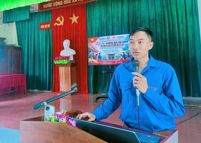 Cùng với các hoạt động an sinh xã hội, công tác giáo dục truyền thống được các cấp bộ Đoàn chú trọng thông qua nhiều hoạt động “Uống nước nhớ nguồn”, sinh hoạt chính trị, tìm hiểu lịch sử và tri ân các thế hệ đi trước. Trong ảnh, Đoàn xã Thạch Lạc ra quân chăm sóc, chỉnh trang khuôn viên Di tích lịch sử Chứng tích chiến tranh Đội 3 và tổ chức sinh hoạt chuyên đề “Ký ức không bao giờ quên”.