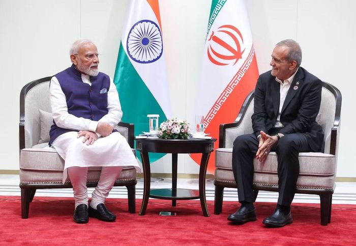 Tổng thống Iran Masoud Pezeshkian (phải) và Thủ tướng Ấn Độ Narendra Modi. (Ảnh: X)