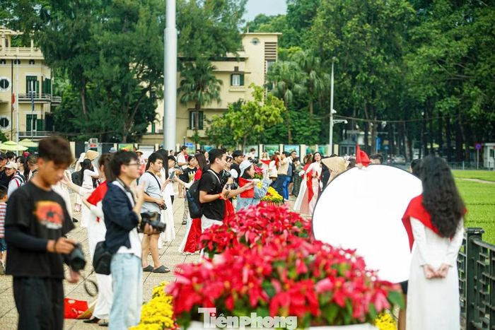Các bảo tàng, di tích, Lăng Bác, quảng trường Ba Đình... trở thành điểm check-in được nhiều bạn trẻ yêu thích. Ảnh: Duy Phạm