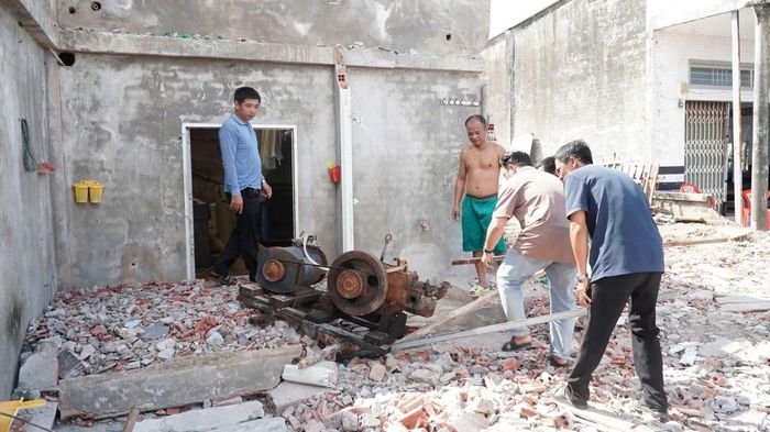 Gia đình anh Tý đập bỏ nhà làm đường cho bà con đi lại.