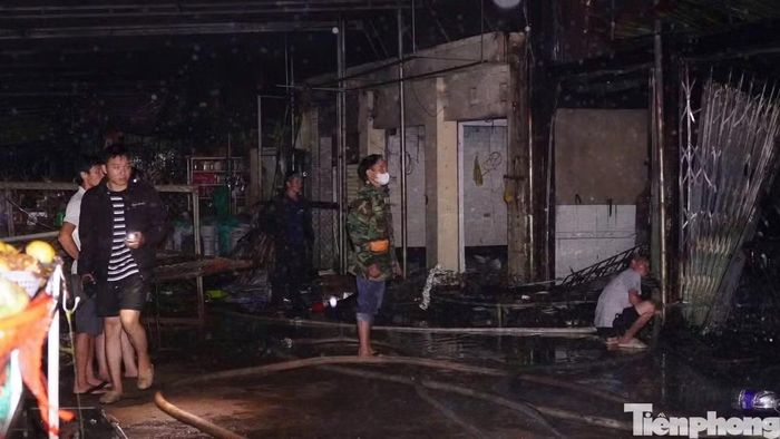 Nhiều tài sản cùng ki-ốt bị thiêu rụi.