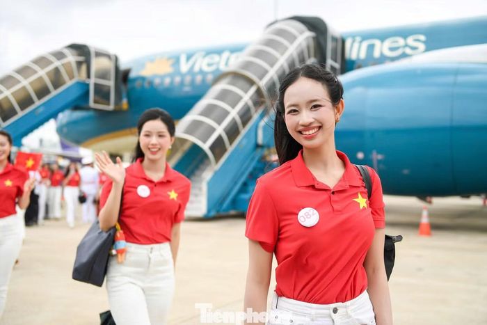 Chuyến bay từ Hà Nội tới TPHCM khởi đầu cho một hành trình đặc biệt của các thí sinh đang tham gia vòng chung khảo cuộc thi Hoa hậu Việt Nam 2026. Chiều cùng ngày, các cô gái có trải nghiệm đáng nhớ tại Trung tâm huấn luyện bay (FTC) của Vietnam Airlines.