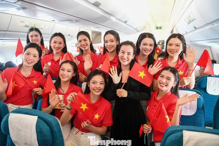 Ca sĩ Võ Hạ Trâm cũng là hành khách của chuyến bay, nhanh chóng được các thí sinh Hoa hậu Việt Nam nhận ra. Nữ ca sĩ thân thiện giao lưu, chụp hình cùng hơn 20 cô gái và gửi lời chúc các thí sinh thi tốt ở cuộc thi Hoa hậu Việt Nam 2026.