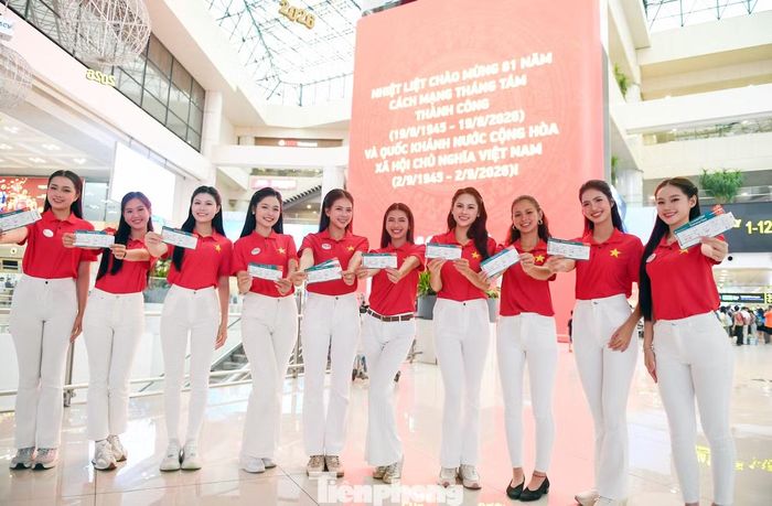 Trong trang phục áo cờ đỏ sao vàng, quần jeans trắng thanh lịch, các cô gái khởi hành đến sân bay Nội Bài từ sáng sớm để bắt đầu hành trình đáng nhớ.