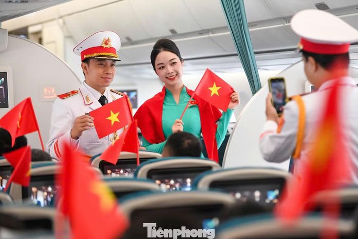 Những khung hình rực sắc đỏ bên lá cờ Tổ quốc liên tục được ghi lại trong suốt chặng bay.