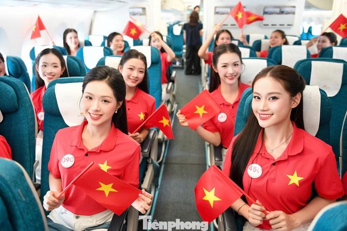 Khi đạt độ cao hành trình, các thí sinh Hoa hậu Việt Nam đi dọc khoang trao tận tay hành khách những lá cờ Tổ quốc. Sắc đỏ dần xuất hiện trên các hàng ghế.