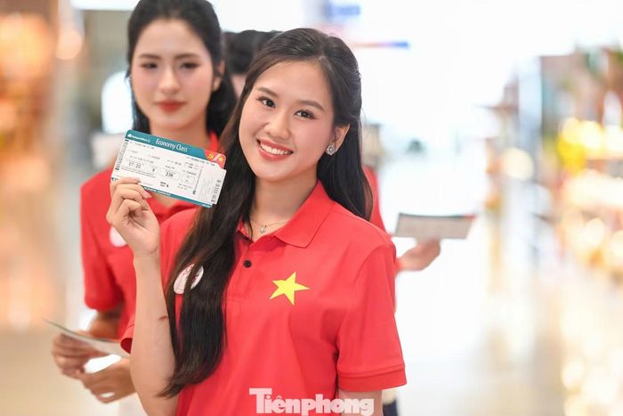 Thẻ lên tàu của hành khách ngày 2/9 được thiết kế với hình ảnh cờ Đảng, cờ Tổ quốc in nhỏ ở phía góc trên bên phải. Chuyến bay cất cánh từ sân bay Nội Bài lúc 8h với 220 hành khách trên khoang máy bay Airbus A350.