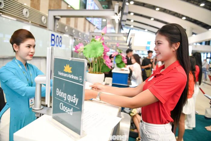 Các thí sinh Hoa hậu Việt Nam 2026 làm thủ tục tại sân bay Nội Bài trước chuyến bay VN245 từ Hà Nội đến TPHCM.