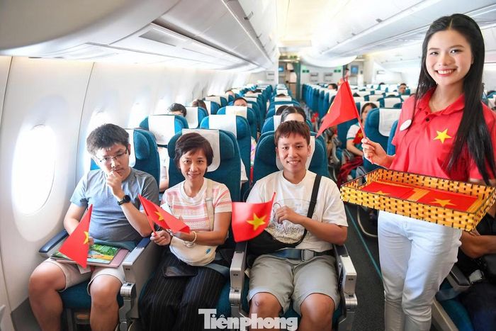 Những lá cờ Tổ quốc được trao tới hành khách trước khi chương trình âm nhạc bắt đầu.