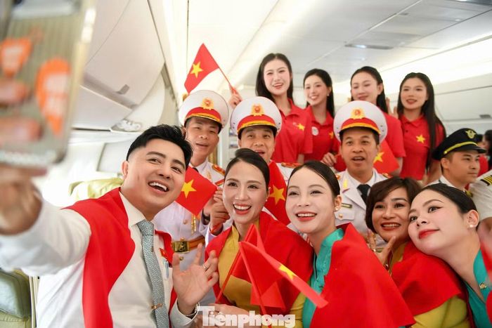 Phi hành đoàn Vietnam Airlines chụp ảnh cùng thí sinh Hoa hậu Việt Nam. Ông Đặng Anh Tuấn - Phó Tổng giám đốc Vietnam Airlines - cho biết: “Mỗi ngày, các chuyến bay Vietnam Airlines kết nối các vùng miền và đưa Việt Nam đến với thế giới. Với vai trò Hãng hàng không quốc gia, chúng tôi mong muốn trên những hành trình ấy, hành khách không chỉ đến một điểm đến mà còn có thể cảm nhận giá trị văn hóa, tinh thần của đất nước. Trong ngày Quốc khánh, việc mọi người tự nhiên hát theo những giai điệu quen thuộc chính là một cách gần gũi để niềm tự hào ấy được sẻ chia".