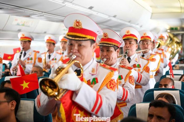 Cán bộ, chiến sĩ Đoàn Nghi lễ Quân đội biểu diễn nhạc cụ ngay trên khoang máy bay. Ba giai điệu Đất nước trọn niềm vui, Nối vòng tay lớn và Như có Bác trong ngày đại thắng lần lượt vang lên trên hành trình từ Hà Nội đến TPHCM.
