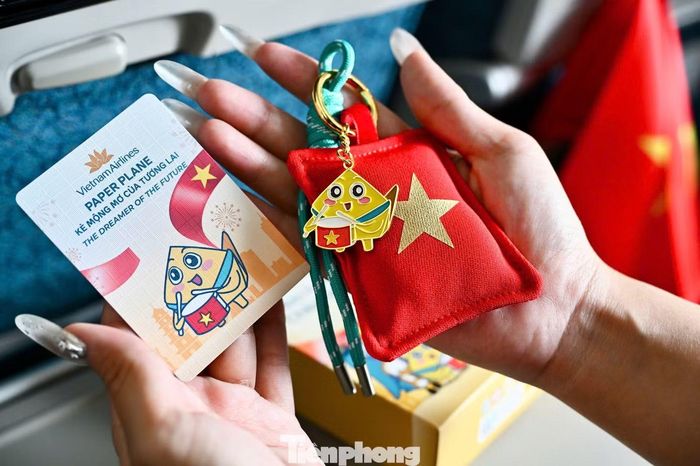 Các thí sinh Hoa hậu Việt Nam và tiếp viên Vietnam Airlines trao quà phiên bản giới hạn mascot chủ đề 2/9 tới hành khách.