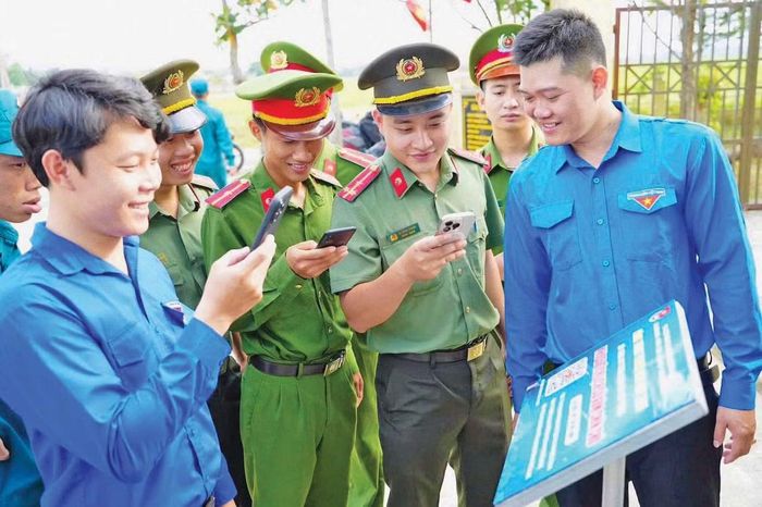 Tuổi trẻ phường Điện Bàn Bắc gắn mã QR cho địa chỉ đỏ di tích xóm Chín Chủ dịp 27/7 năm nay. Ảnh: Giang Thanh