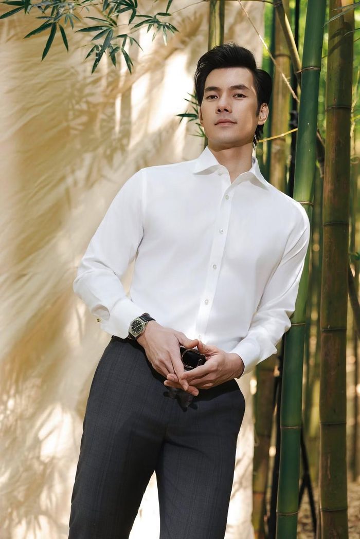 Gần hai thập kỷ hoạt động, Nhan Phúc Vinh sở hữu nhiều giải thưởng ở cả truyền hình và điện ảnh, trong đó có VTV Awards, Mai Vàng và giải Nam diễn viên phụ xuất sắc tại Liên hoan phim Việt Nam với Đảo của dân ngụ cư. Nam diễn viên nhiều năm giữ kín đời tư. Việc công khai cầu hôn Khả Ngân ở tuổi 40 là một trong những lần hiếm hoi anh chủ động chia sẻ chuyện tình cảm.