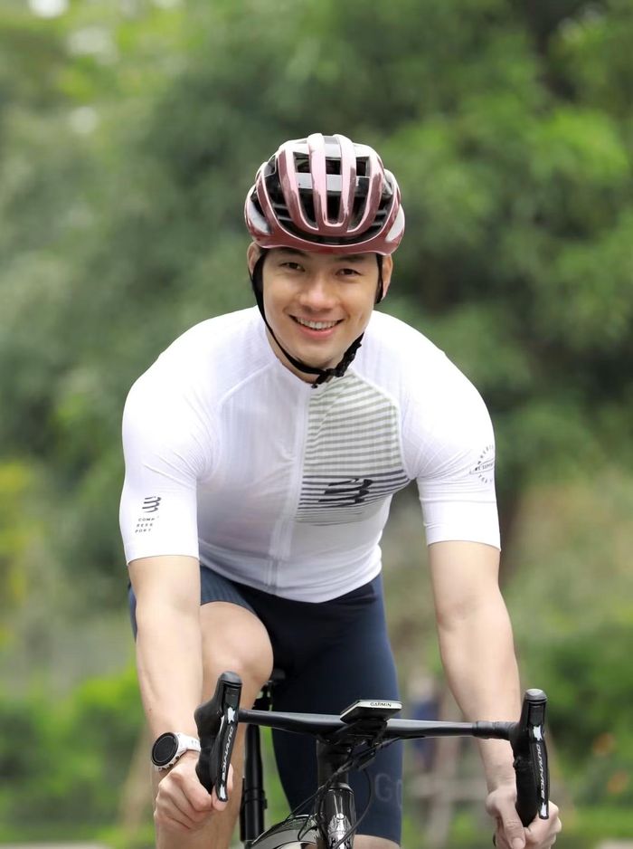 Diễn viên 40 tuổi từng chinh phục cự ly chạy 100 km và hoàn thành Full Ironman 140.6 - thử thách gồm 3,8 km bơi, 180 km đạp xe và 42,2 km chạy bộ liên tiếp. Nhan Phúc Vinh yêu thích vận động từ nhỏ, trước khi anh theo học ngành Giáo dục thể chất.