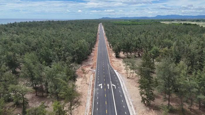 Mặt đường bê tông nhựa, tốc độ thiết kế 80km/h.