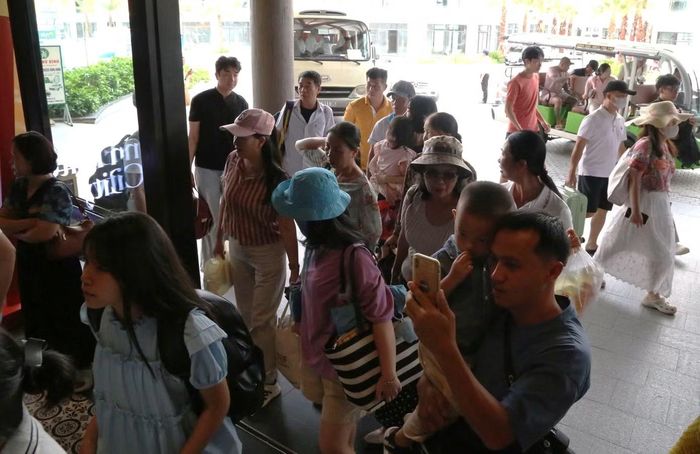 Với người dân địa phương, hôm nay (1/9) đánh dấu một bước chuyển về vị thế và mô hình phát triển, thì với du khách, thành phố mới được cảm nhận bằng những hình ảnh rất gần gũi: một Hạ Long đông vui trong ngày nghỉ lễ, những con tàu đầy khách rời bến và vịnh Hạ Long mở ra trước mắt.