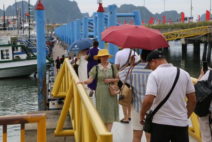 Phía dưới bến, những tàu du lịch nối nhau đón khách. Trên bờ, nhân viên các đơn vị vận chuyển, hướng dẫn viên liên tục hướng dẫn du khách làm thủ tục, kiểm tra vé trước khi bắt đầu hành trình khám phá di sản.