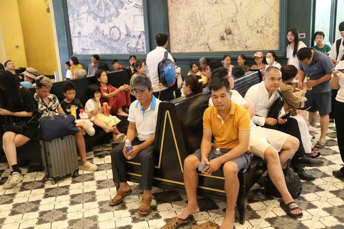 Khung cảnh đông đúc vốn không xa lạ với Hạ Long mỗi dịp nghỉ lễ, nhưng buổi sáng 1/9 năm nay mang một ý nghĩa khác. Đây là ngày đầu tiên Quảng Ninh chính thức hoạt động với tên gọi thành phố Quảng Ninh trực thuộc Trung ương.