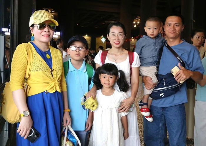“Tôi không biết trước, giờ mới biết mình lại là khách "xông đất" thành phố mới. Chuyến đi này vô cùng ý nghĩa với cả gia đình. Quảng Ninh rất đẹp, khí hậu ở đây cũng rất tuyệt vời, gia đình tôi xin chúc mừng thành phố trẻ”, anh Võ Linh Châu (35 tuổi, du khách đến từ TP. HCM) bày tỏ.
