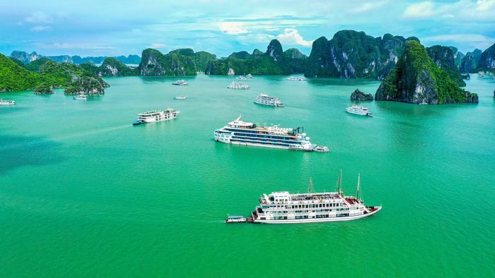 Kỳ nghỉ Quốc khánh năm nay càng đặc biệt khi trùng với thời điểm Quảng Ninh bước sang một dấu mốc mới. Theo ghi nhận của Sở VHTT&DL, ước tính trong mỗi ngày nghỉ lễ, Quảng Ninh đón hơn 100 nghìn du khách, tăng hơn 30% so với cùng kỳ. Lượng khách lưu trú cũng tăng cao và đây cũng được coi là sự khởi đầu mới ấn tượng của thành phố trẻ Quảng Ninh.
