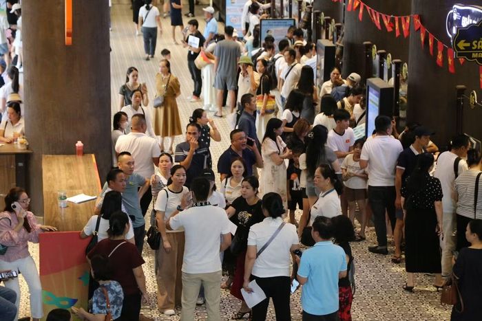 Tại khu vực nhà ga, lượng khách liên tục đổ về. Các gia đình mang theo trẻ nhỏ, những nhóm bạn trẻ, các đoàn khách từ nhiều tỉnh, thành lần lượt tìm hiểu hành trình, mua vé rồi di chuyển xuống cầu cảng.