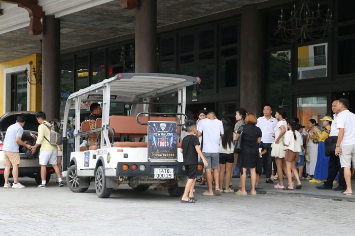 Bởi vậy, những du khách bước xuống cầu cảng, lên tàu khám phá vịnh Hạ Long sáng nay cũng vô tình trở thành những vị khách “xông đất” thành phố mới.